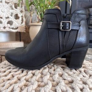 Kim Rogers Women's Black SZ 7 Onyla Booties Almond Toe Vibration